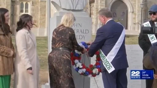 ਹੋਲੀਓਕ ਵਿੱਚ ਜੇਐਫਕੇ ਨੂੰ ਸਮਰਪਿਤ ਫੁੱਲਾਂ ਦੀ ਮਾਲਾ ਚੜ੍ਹਾਈ