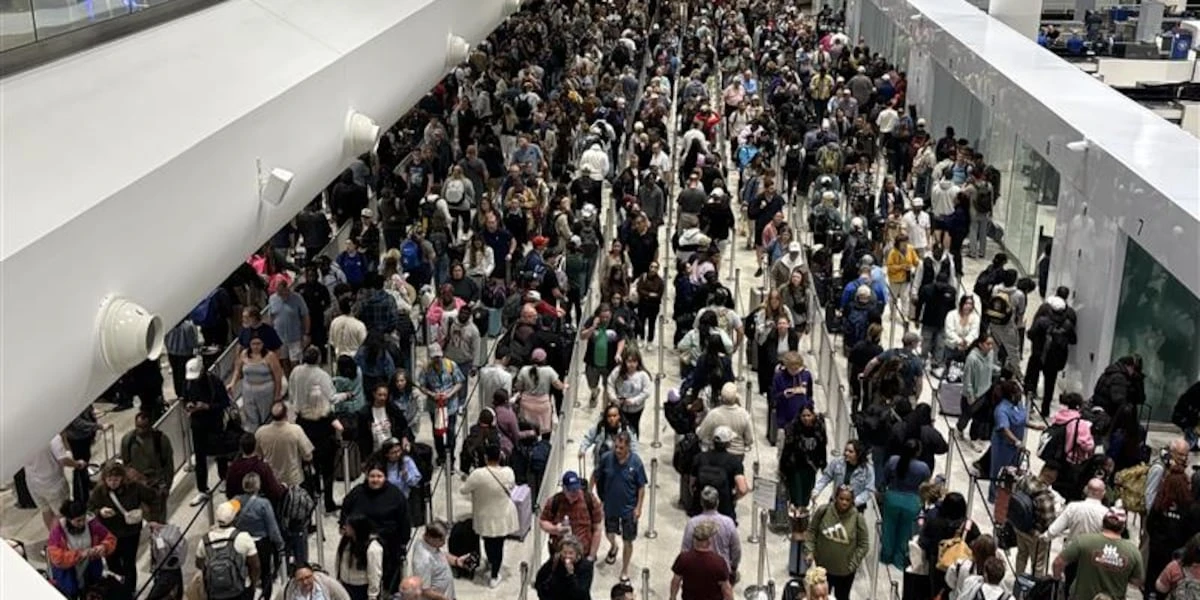 ਅਮਰੀਕੀ ਹਵਾਈ ਅੱਡਿਆਂ 'ਤੇ ਲਾਈਨਾਂ ਦੀ ਜ਼ਿੰਮੇਵਾਰੀ 'ਤੇ ਵਿਵਾਦ