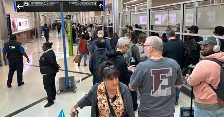 ਟ੍ਰੰਪ ਨੇ ਕਿਹਾ, ਡੈਮੋਕਰੇਟ ਕੀਤੇ ਨਾ ਕਿ ਸੁਰੱਖਿਆ ਬੰਦ, ਤਾਂ ਏਅਰਪੋਰਟ 'ਚ ICE ਕਰੇਗਾ ਕੰਮ