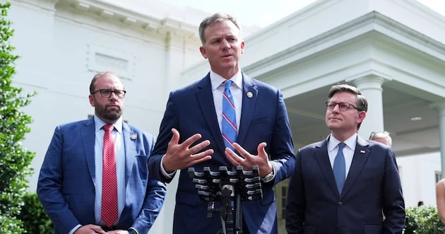 ਬਲੇਕ ਮੂਰ ਨੂੰ ਮੁੱਖ ਸਹਿਯੋਗ ਮਿਲਿਆ, ਮੁੜ ਚੋਣ ਮੁਹਿੰਮ ਤੇਜ਼