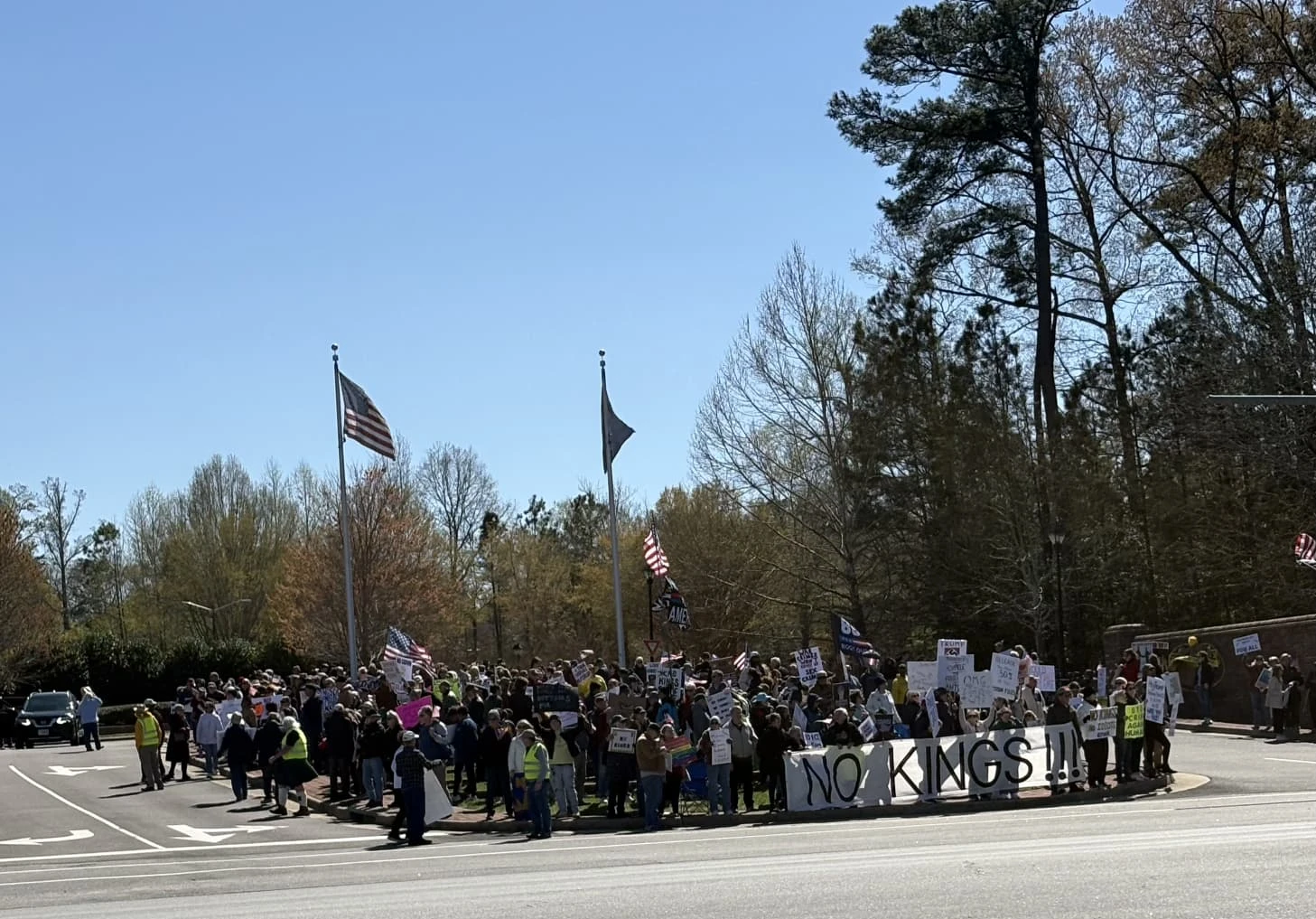 ਵਿਲੀਅਮਸਬਰਗ ’ਚ ਨੋ ਕਿੰਗਜ਼ ਮੋਰਚਾ, ਸੈਂਕੜੇ ਲੋਕ ਇਕੱਠੇ