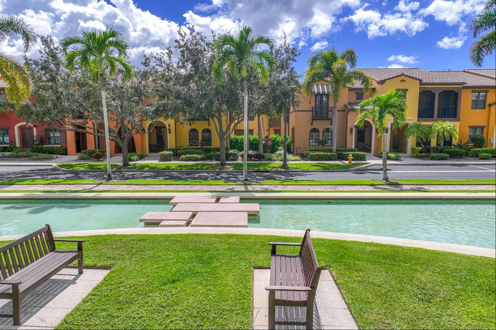 ਨੇਪਲਜ਼ ਵਿੱਚ ਸੁਣਹਿਰੀ ਛੁੱਟੀਆਂ ਲਈ ਸੁੰਦਰ ਟਾਊਨਹੋਮ ਕਿਰਾਏ ਲਈ