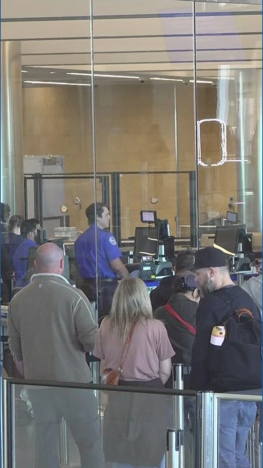 ਅੰਸ਼ਿਕ ਸਰਕਾਰੀ ਬੰਦ ਦੇ ਦੌਰਾਨ ਹਵਾਈਅੱਡਿਆਂ ’ਤੇ ICE ਏਜੰਟਾਂ ਦੀ ਸੁਰੱਖਿਆ ਸਹਾਇਤਾ