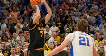 ਸਪੇਨ ਤੋਂ ਅਮਰੀਕਾ ਤੱਕ, ਅਲਵਾਰੋ ਨੇ ਆਈਓਵਾ ਨੂੰ ਸੁਵੀਟ 16 ਵਿੱਚ ਪਹੁੰਚਾਇਆ