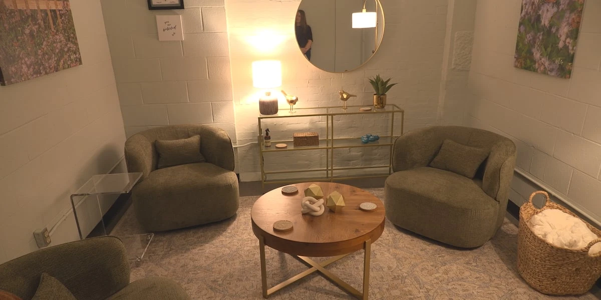 ਐਥੀਨਜ਼ ਕਾਊਂਟੀ ਸ਼ੇਰੀਫ ਦੀ ਅਦਾਲਤੀ ਕਮਰਾ ਹਲਕਾ ਤੇ ਸਹਿਜ ਬਣਾਇਆ