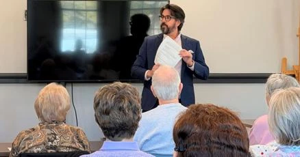 ਹੇਮਿੰਗਵੇਅ ਅਤੇ ਸੇਲਿਨਜਰ 'ਤੇ ਲੈਕਚਰ ਨੇ ਖਿੱਚਿਆ ਜੋੜਾ ਲੋਕਾਂ ਨੂੰ