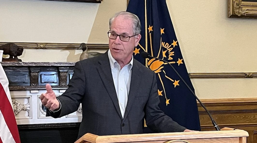 ਇੰਡੀਅਨਾ ਦੇ ਗਵਰਨਰ ਨੇ ਮਾਪਿਆਂ ਤੋਂ ਨਵੇਂ ਸੋਸ਼ਲ ਮੀਡੀਆ ਕਾਨੂੰਨ 'ਤੇ ਵਿਚਾਰ ਮੰਗੇ