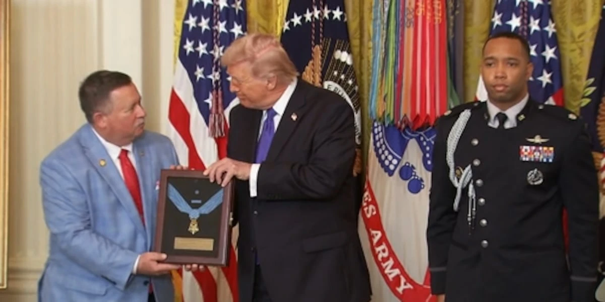 ਨਾਜ਼ੀਆਂ ਨੂੰ ਚੁੱਕੜੀ: ਰੋਡੀ ਏਡਮੰਡਸ ਨੂੰ ਮੈਡਲ ਆਫ਼ ਆਨਰ ਦਿੱਤਾ ਗਿਆ