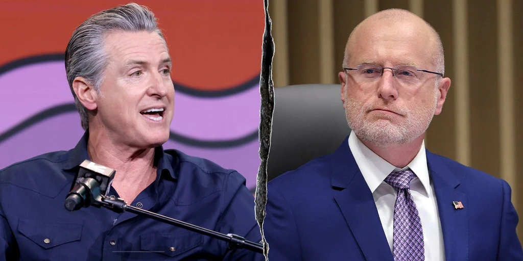 ਗੈਵਿਨ ਨਿਊਜ਼ਮ ਨੇ FCC ਦੇ ਬ੍ਰੈਂਡਨ ਕਾਰ ਨੂੰ ਮੀਡੀਆ ਧਮਕੀ ਲਈ ਆੜੇ ਹੱਥ ਲਿਆਂਦਾ