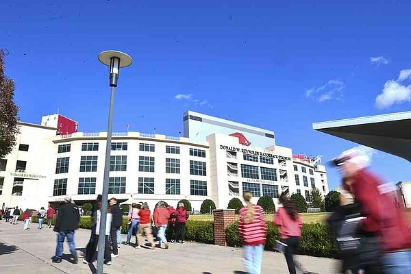 ਫੇਏਟਵਿਲ ਵਿਚ ਵੱਡਾ ਫੁੱਟਬਾਲ ਮੈਚ, ਪਰ ਪਰਦੇਸੀ ਦਰੜ ਤੋਂ ਡਰ ਵੀ ਹੈ