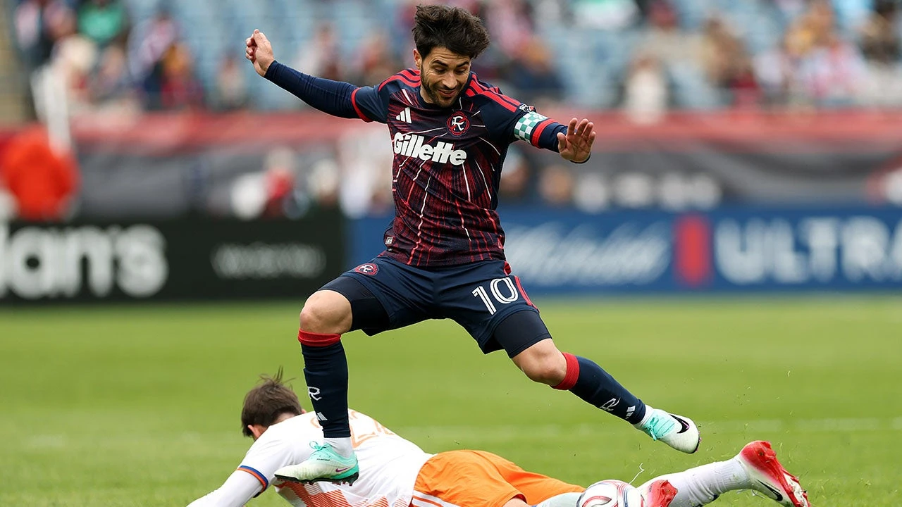 ਨਿਊ ਇੰਗਲੈਂਡ ਰੈਵੋਲੂਸ਼ਨ ਦਾ ਮੁਕਾਬਲਾ ਸੀਐਫ ਮੋਂਟਰੀਆਲ ਨਾਲ