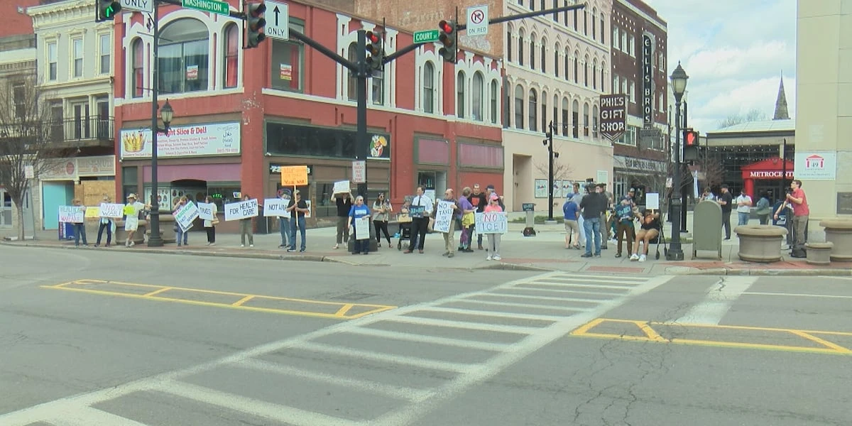 ਬਿੰਗਹੈਮਟਨ ਦੇ ਨਿਵਾਸੀਆਂ ਨੇ ਟੈਕਸ ਦਿਵਸ 'ਤੇ ਸਰਕਾਰ ਖਿਲਾਫ਼ ਪ੍ਰਦਰਸ਼ਨ ਕੀਤਾ