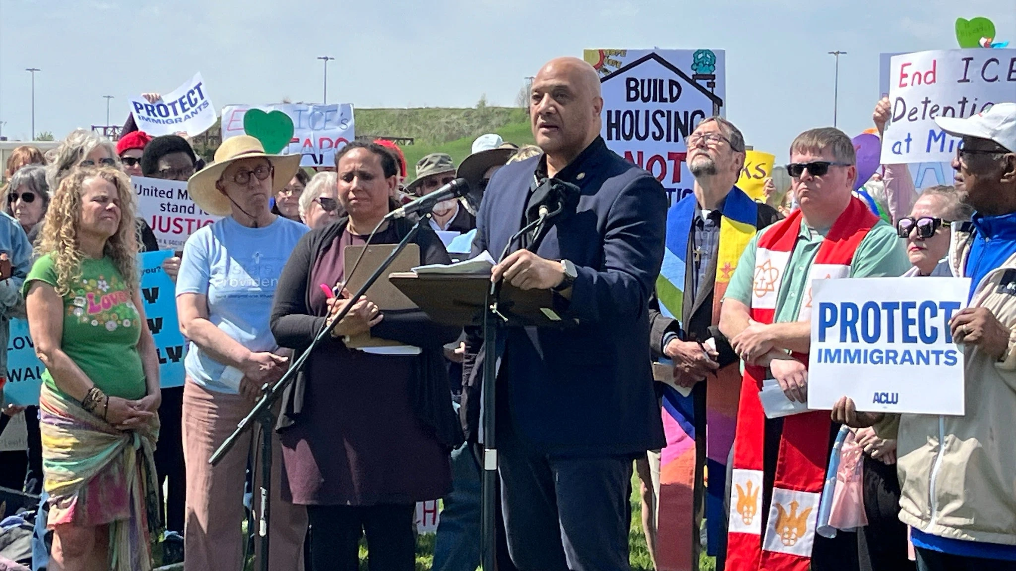 ਕਾਰਸਨ ਨੇ ਮਾਈਅਮੀ ICE ਕੈਂਦਰ ਦੀ ਸਿਹਤ ਸੇਵਾ 'ਤੇ ਸੁਆਲ ਉਠਾਏ