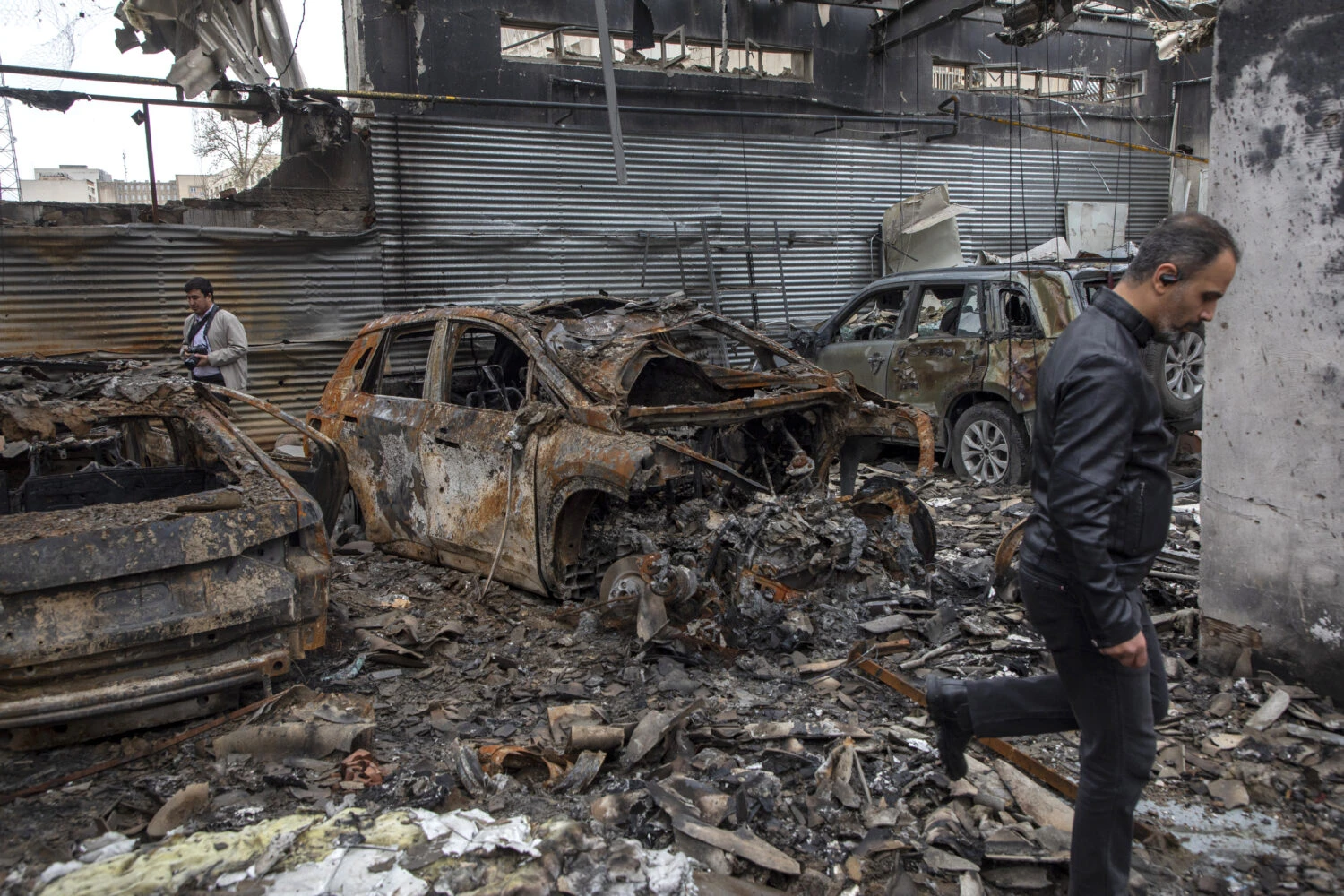 ਇਰਾਨੀ-ਅਮਰੀਕੀ ਕਹਿੰਦੇ ਹਨ ਜੰਗ ਨੇ ਦੋਹਾਂ ਪਹਚਾਨਾਂ ਵਿਚ ਫਸਾਇਆ