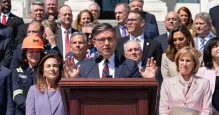 ਰੈਪਬਲਿਕਨ ਟੈਕਸ ਕਟੌਤੀਆਂ ਨਾਲ ਕਾਂਗਰਸ 'ਚ ਬਹੁਮਤ ਬਚਾਉਣ ਦੀ ਕੋਸ਼ਿਸ਼