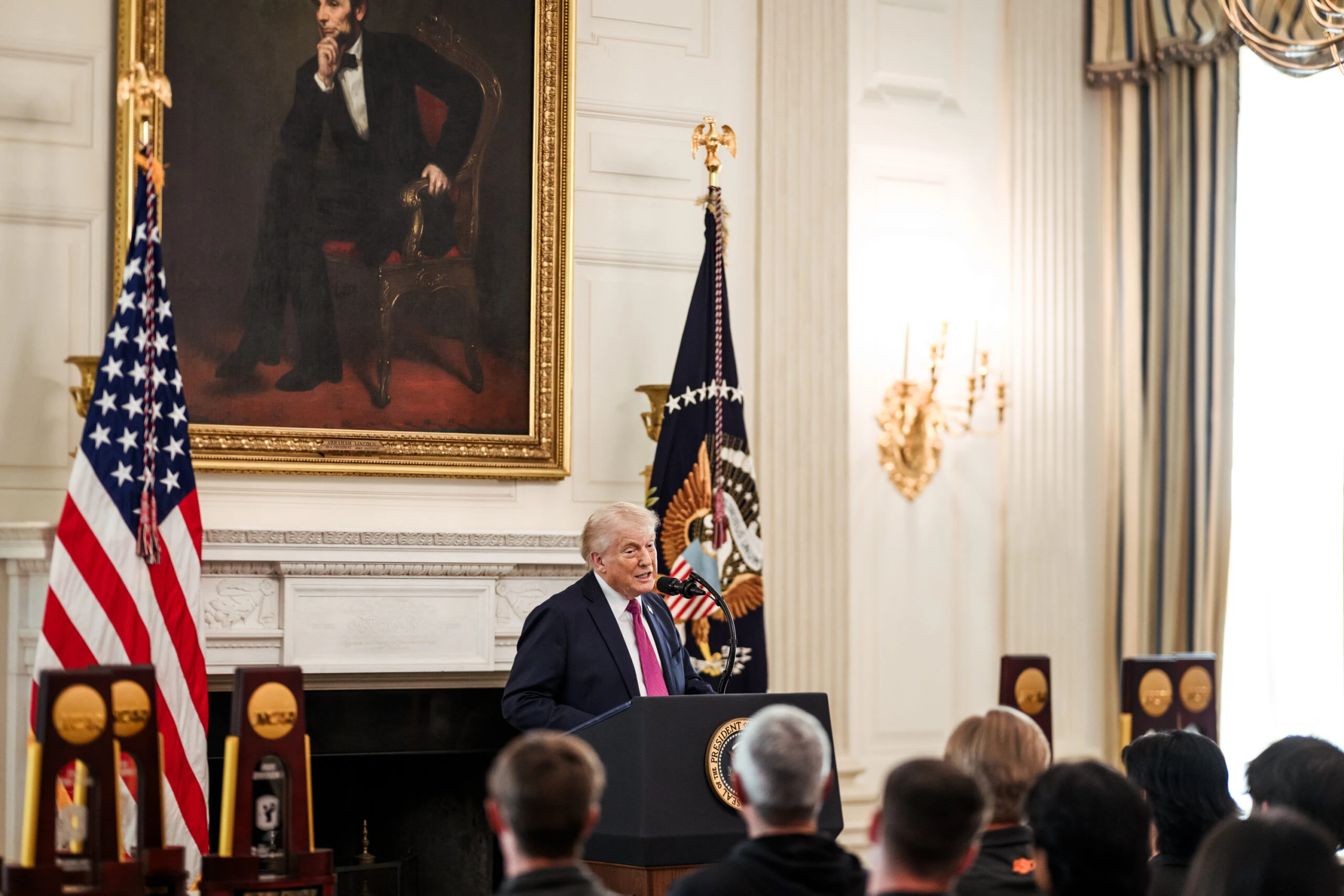 ਟ੍ਰੰਪ ਨੇ ਕਾਲਜ ਖਿਡਾਰੀਆਂ ਦੀ ਸਿੰਘਾਸਨ ਸਜਾਈ, ਖੇਡਾਂ 'ਚ ਬਦਲਾਅ ਦੀ ਗੱਲ ਕੀਤੀ