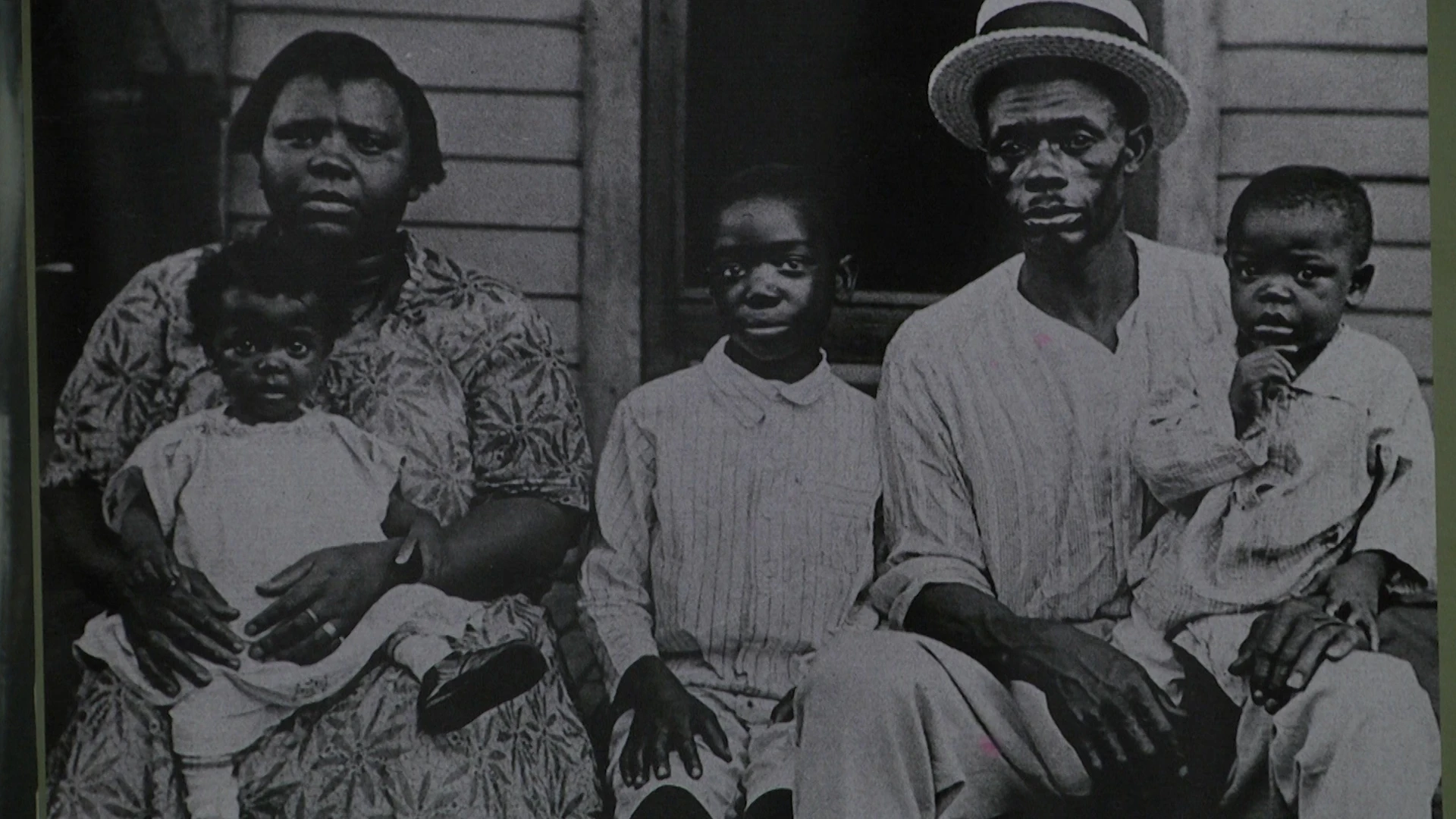 ਜੋਨਸਵਿਲ: ਸੁਨਫਲਾਵਰਸ ਦੇ ਥੱਲੇ ਇੱਕ ਅਫਰੀਕੀ ਅਮਰੀਕੀ ਕਮਿਊਨਿਟੀ ਦੀ ਕਹਾਣੀ