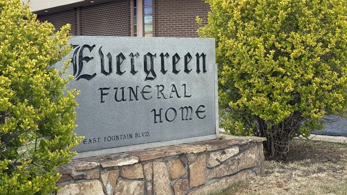 ਕੋਲੋਰਾਡੋ ਸਪਰਿੰਗਸ ਦੇ ਅੰਤਿਮ ਸੇਵਾ ਘਰ ਦੀ ਲਾਇਸੰਸ ਇੱਕ ਸਾਲ ਲਈ ਪ੍ਰੋਬੇਸ਼ਨ 'ਤੇ