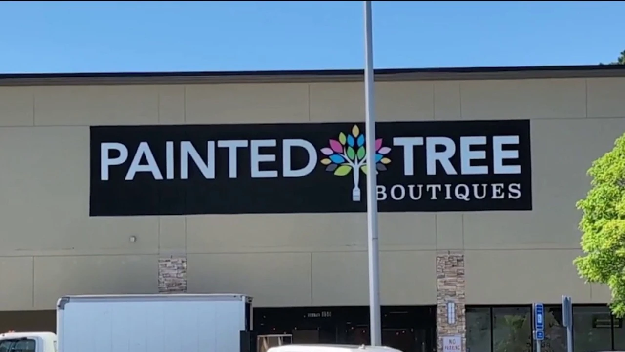 ਰੋਸਵੈਲ ਵਿਖੇ ਪੇਂਟਡ ਟਰੀ ਬੁਟੀਕ ਬੰਦ