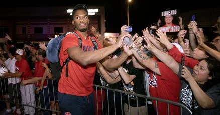 ਟੋਬੇ ਅਵਾਕਾ ਅਰੀਜ਼ੋਨਾ ਫੈਨਾਂ ਦਾ ਚੋਣਾ ਚੈਂਪੀਅਨ