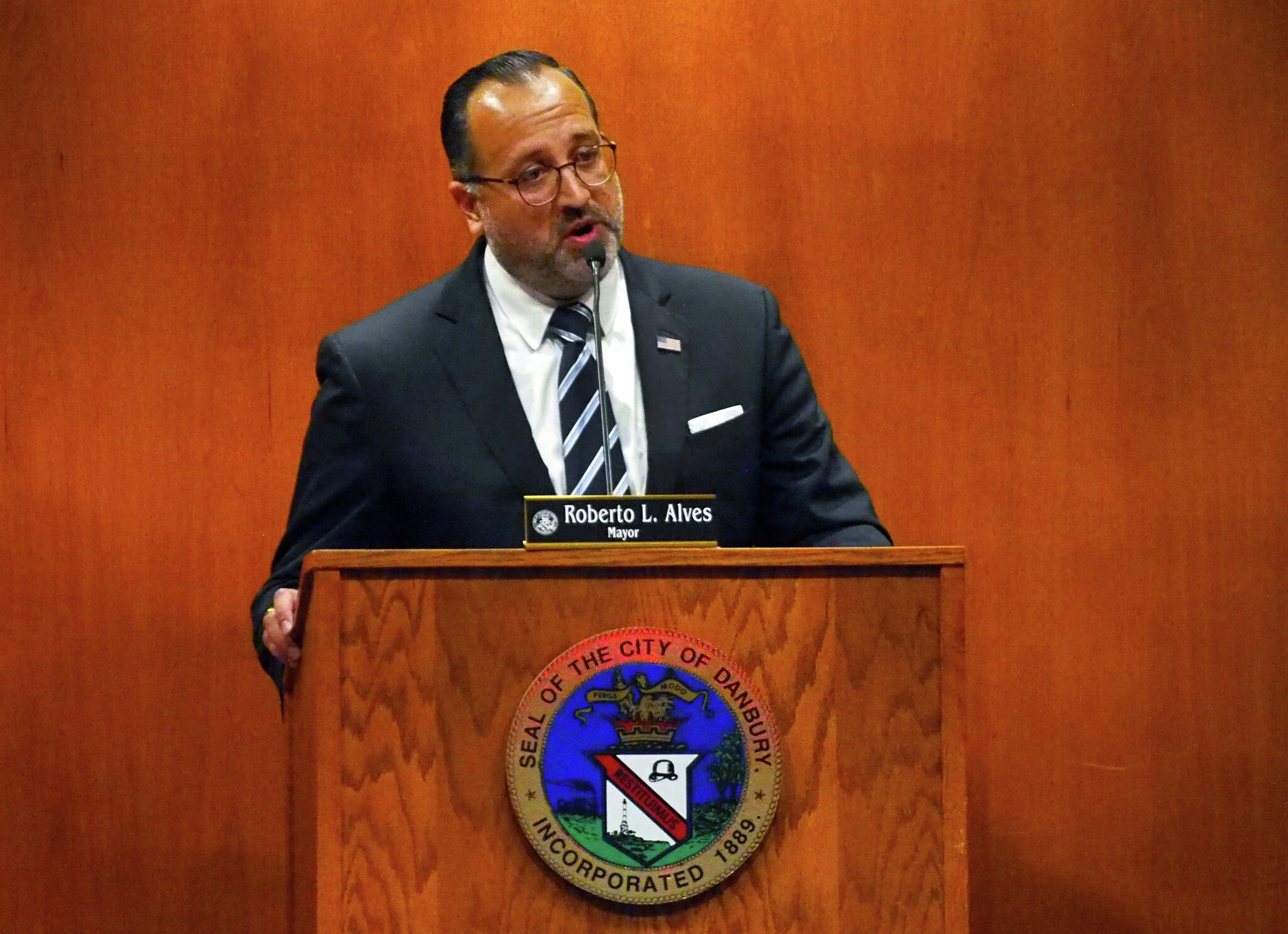 ਡੈਨਬਰੀ ਮੇਅਰ ਨੇ ਗੈਰ-ਨਾਗਰਿਕਾਂ ਨੂੰ ਪੁਲਿਸ ਚੁਣਨ ਦੀ ਮੰਗ ਕੀਤੀ