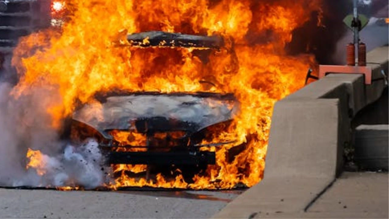 ਜਲਦੇ ਵਾਹਨ 'ਚ ਲੱਭਿਆ ਲਾਸ਼, ਚਾਲਕ ਗ੍ਰਿਫ਼ਤਾਰ