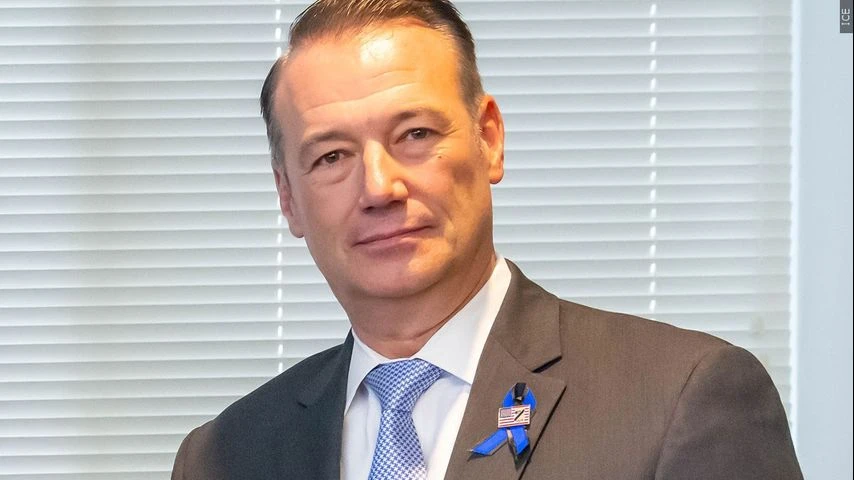 ਆਈਸਈ ਦੇ ਅਧਕਾਰੀ ਡਾਇਰੈਕਟਰ ਟੌਡ ਲਾਇਨਜ਼ ਮਈ ਅਖੀਰ ਰਿਹਾਇਸ਼ ਲੈਣਾ ਜਾਣਗੇ