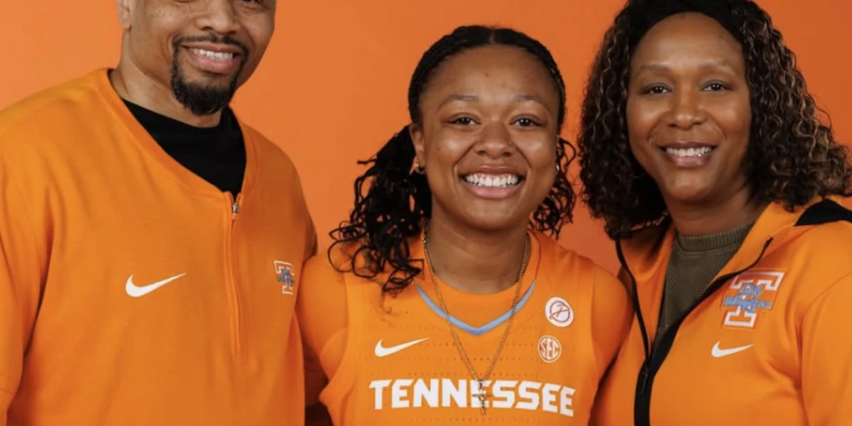 ਨਾਓਮੀ ਵਾਈਟ ਨੇ ਟੇਨੇਸੀ ਲੇਡੀ ਵੋਲਸ ਨਾਲ ਰਾਹ ਪਾਇਆ