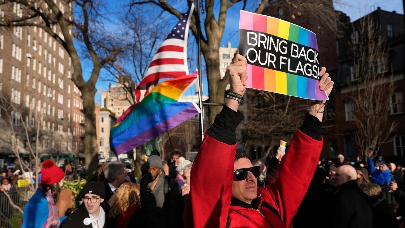 ਟ੍ਰੰਪ ਸਰਕਾਰ ਨੇ ਪਰੇਡ ਝੰਡਾ ਸਟੋਨਵਾਲ ਮੋਨੂਮੈਂਟ 'ਤੇ ਵਾਪਸ ਲਗਾਉਣ 'ਤੇ ਸਹਮਤੀ जतਾਈ