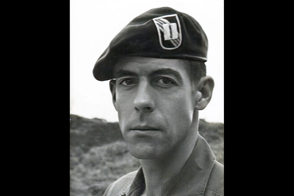 ਚਾਰਲੀ ਮੋਰੋ ਦੀ ਅੰਤਿਮ ਯਾਤਰਾ, ਸੇਨਾ ਦਾ ਬਹਾਦਰ ਅਧਿਕਾਰੀ ਰਹਿਆ