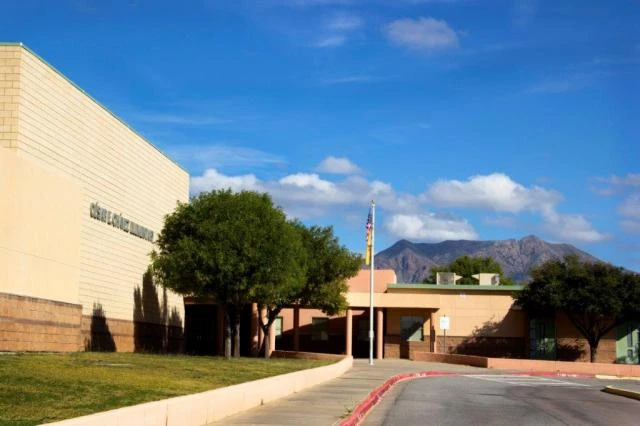 ਲਾਸ ਕ੍ਰੂਸਸ ਸਕੂਲ ਨੇ ਸੇਜ਼ਰ ਚਾਵੇਜ਼ ਸਕੂਲ ਦਾ ਨਾਮ ਬਦਲਣ ਦਾ ਫੈਸਲਾ ਕੀਤਾ